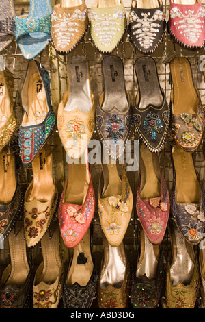 Rack mit Slip-on-Womens dekoriert Schuhe Nachtmarkt von Chiang Mai Nord Thailand Stockfoto