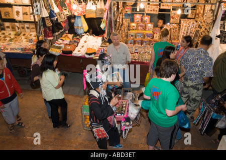 Akha Hill Tribe Frauen verkaufen Kunsthandwerk Schmuckstücke aus Schalen Nachtmarkt von Chiang Mai Nord Thailand Stockfoto