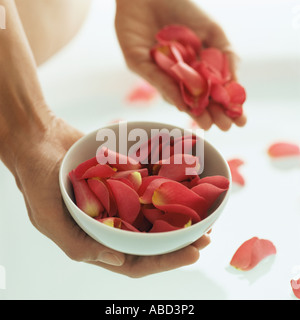 Frau mit Rosenblüten Stockfoto