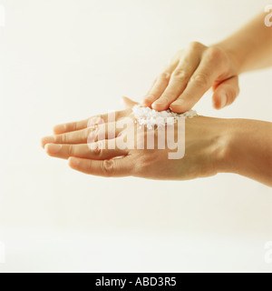 Frau mit Salz-Peeling Stockfoto