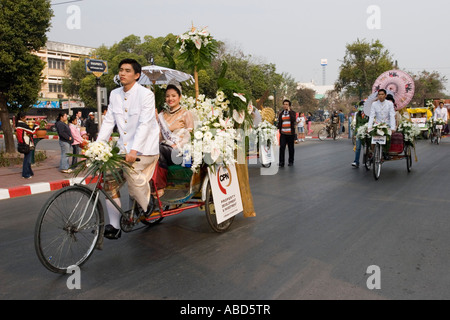 Rikscha Dreirad mit floralen Display und Schönheit Kandidat Parade Chiang Mai Flower Festival Nord Thailand Stockfoto