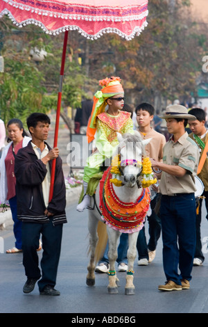 Junge auf Pferd oder Thai Yai birmanischen Legende Parade Chiang Mai Flower Festival Nord Thailand Stockfoto