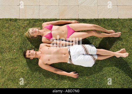 Junges Paar Sonnenbaden Stockfoto