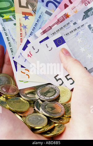 Eurobanknoten und-Münzen Stockfoto