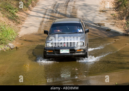 Allrad-Fahrzeug in Ford auf schmalen Landstraße in der Nähe von Mae Hong Son Nord Thailand Stockfoto