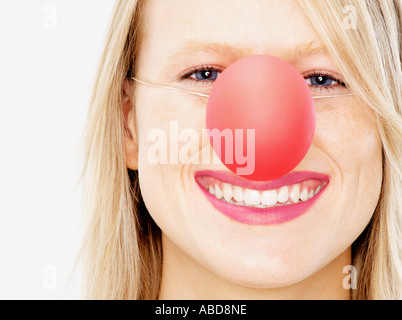 Frau trägt Clowns Nase Stockfoto