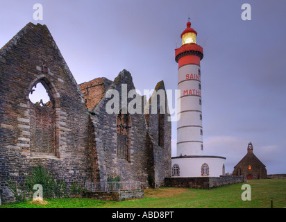 Alte Abtei und Leuchtturm von Pointe Saint Mathieu, Bretagne, Frankreich Stockfoto