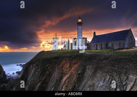 Sonnenuntergang auf dem Leuchtturm am Ende der Welt III, Pointe Saint Mathieu, Bretagne, Frankreich Stockfoto