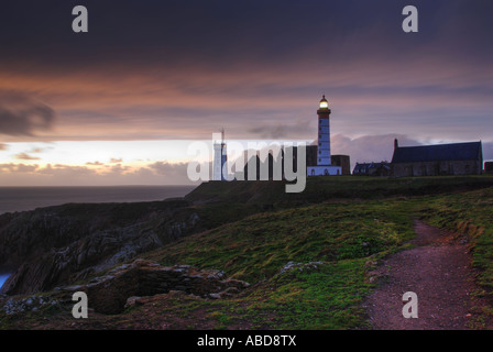 Sonnenuntergang auf dem Leuchtturm am Ende der Welt, Pointe Saint Mathieu, Bretagne, Frankreich Stockfoto