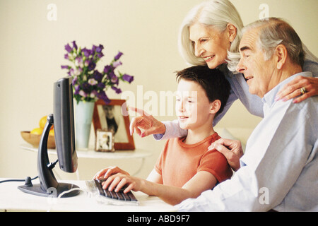 Großeltern und Enkel mit computer Stockfoto