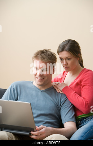 Mann und Frau mit laptop Stockfoto
