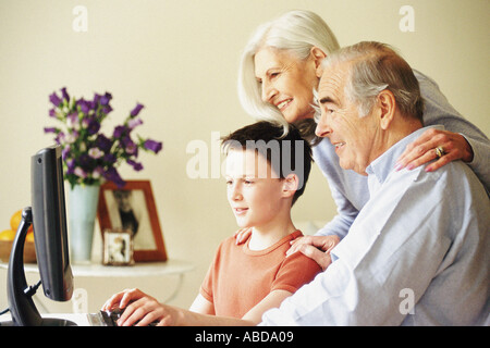 Großeltern und Enkel mit computer Stockfoto