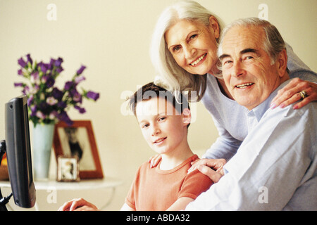 Großeltern und Enkel mit computer Stockfoto