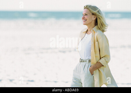 Ältere Frau am Strand Stockfoto