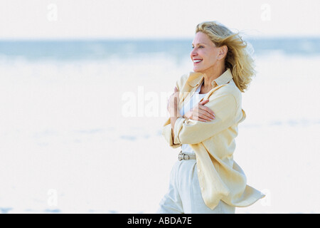 Frau am Strand Stockfoto