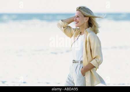 Ältere Frau am Strand Stockfoto