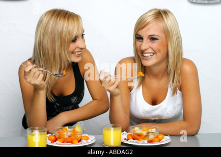 Blonde Zwillinge Obstsalat Essen Stockfoto