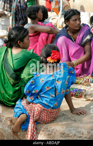 Frauen auf dem tribal Markt am Kunduli in der Nähe von Koraput, Orissa, Indien Stockfoto