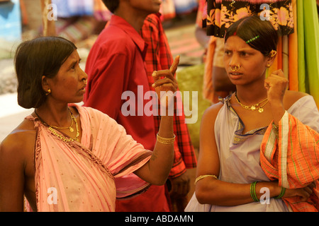 Frauen auf dem tribal Markt am Kunduli in der Nähe von Koraput, Orissa, Indien Stockfoto