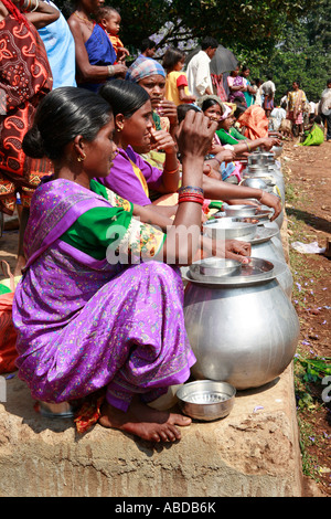 Stammesfrauen auf dem tribal Markt am Kunduli in der Nähe von Koraput, Orissa, Indien Stockfoto