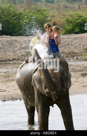 Elefanten Spritzen und sprühen Sie überraschendste junge Touristen im Fluss auf Wanderung in der Nähe von Pai Nord Thailand Stockfoto