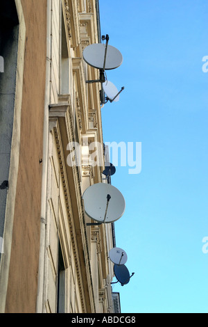 Satellitenschüsseln auf ein Haus Stockfoto