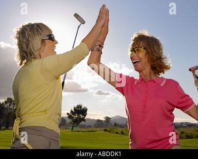 Golferinnen tun ein high five Stockfoto