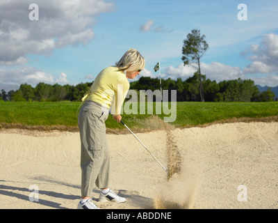 Frau spielt golf Stockfoto