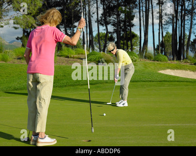 Frauen spielen golf Stockfoto