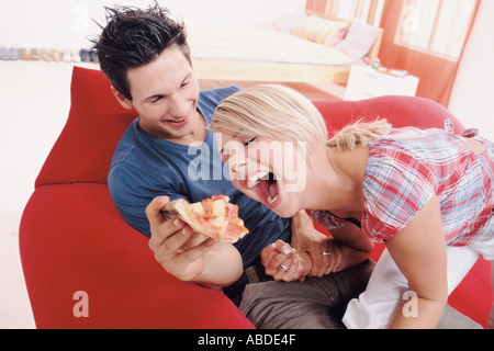 Junges Paar gemeinsam essen Stockfoto