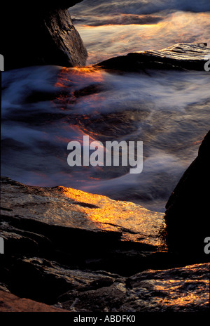 Die Felsen und die Brandung des Atlantik Wallis Sands State Park Roggen NH Stockfoto