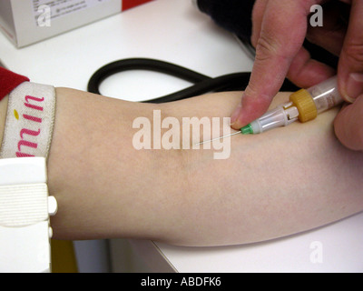 Venapuncture an den Arzt Stockfoto