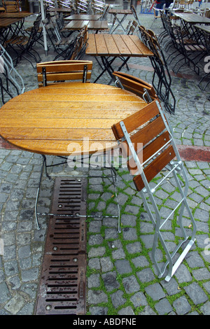 Leere Gastgarten wegen des schlechten Wetters Stockfoto