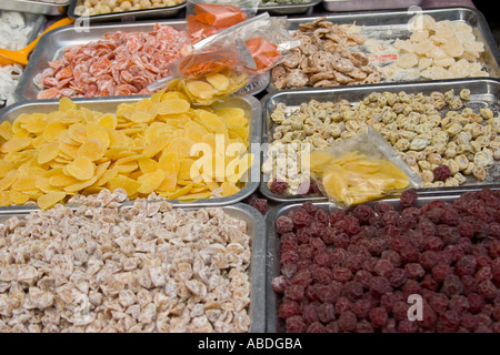 Sortiment an chinesische Süßigkeiten auf Stall-Tabletts Stockfoto