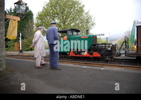 Schmalspur-Diesel-Zug genannt Moelwyn an der Minffordd Station in North Wales wieder Eisenbahn 50. Jahrestag 2005 Stockfoto