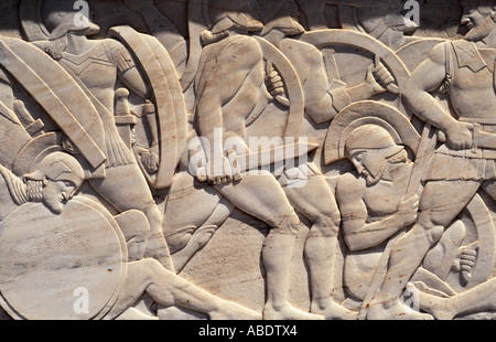 Denkmäler von THE PASS 04 300 Spartaner Flachrelief übergeben perschische Griechenlands THIS IS 1 4 ähnliche Bilder und 1 von 200 Gesamt Bilder Stockfoto
