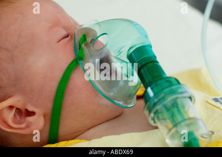 BABY MIT SAUERSTOFFMASKE IM KRANKENHAUS Stockfoto