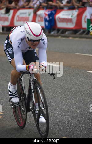 Radfahrer, die Rennen durch den Hyde Park auf der 2007 Tour de France Prolog am 7. Juli 2007 London UK Europe Stockfoto