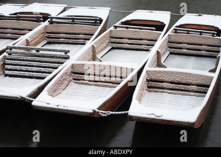 Kähne auf der "River Cam" Cambridge im Winter im Schnee bestäubt Stockfoto