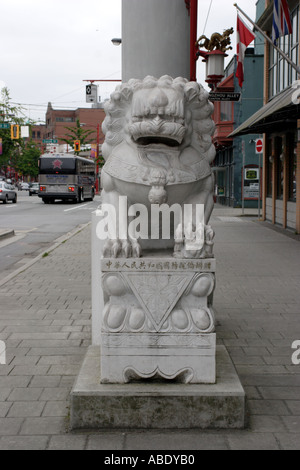 Löwenstatue vor Chinatown Tor Vancouver British Columbia Kanada Stockfoto