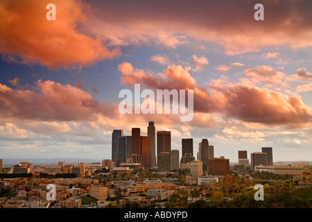 Skyline von Los Angeles in einem farbenfrohen Sonnenuntergang Los Angeles Kalifornien Stockfoto