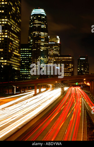 Der Harbor Freeway Autobahn 110 und die Skyline der Stadt von Los Angeles am Abend Los Angeles Kalifornien Stockfoto
