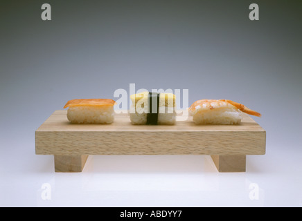 Sushi Set von Nigiri, Räucherlachs, Omelett und Garnelen Stockfoto