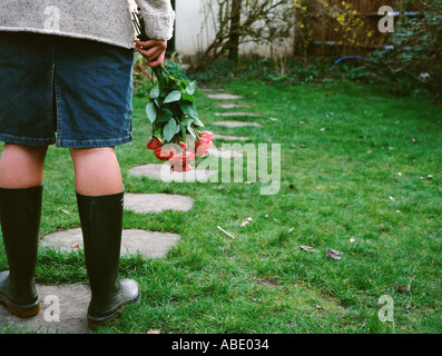 Frau mit einem Strauß roter Rosen Stockfoto