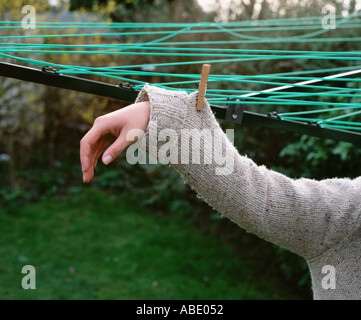 Damen Pullover auf einer Wäscheleine Stockfoto