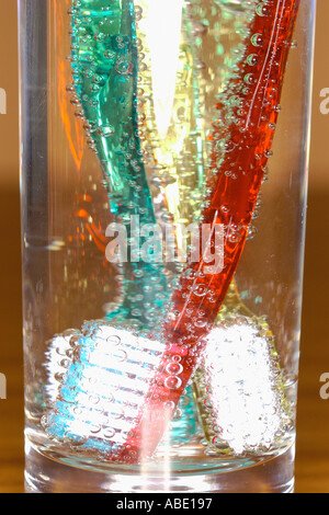 Zahnbürsten im Trinkglas Stockfoto
