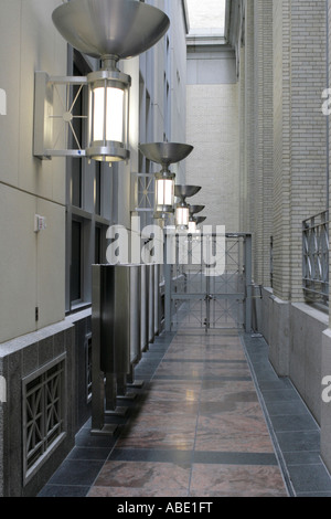 Langer Flur mit mehreren Leuchten an der Wand montiert und mit Tor, das Gebiet zu sichern Stockfoto