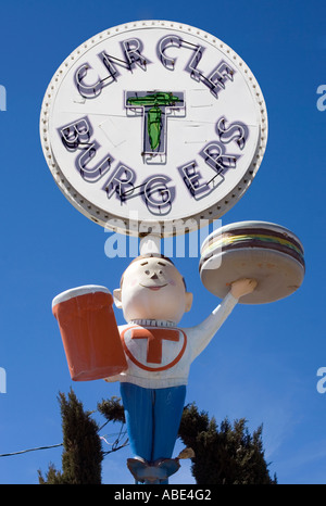 Kreis T Burger Zeichen und junge außerhalb ein Drive-in in Belen New Mexico Stockfoto