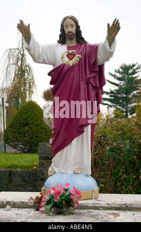 Marienstatue auf eine Replica der Vatikanischen Gärten in einer Kirche in Bridgeport, Connecticut Stockfoto