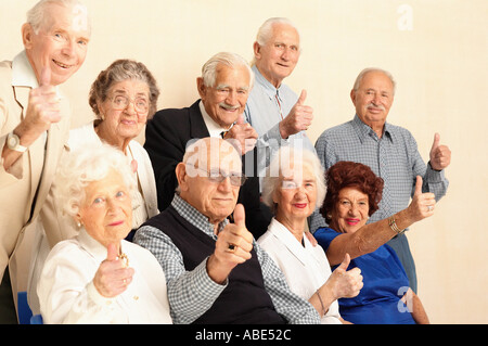 Ältere Menschen geben Daumen nach oben Zeichen Stockfoto